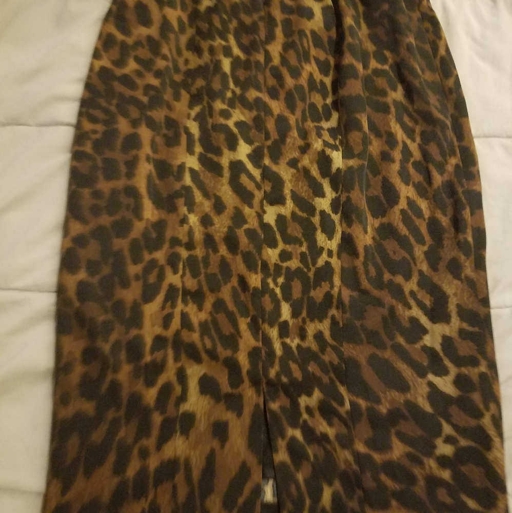 Leapard print skirt.